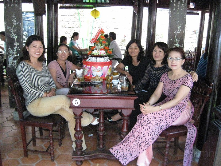 IMG_0845[1].jpg - Từ trái: Cẩm K7, Phú K1B, ,Chanh K1A, Thanh Hà K10, Huệ K4